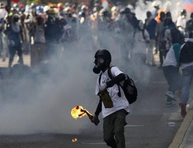 Βενεζουέλα: Συνεχίζονται με αμείωτη ένταση οι συγκρούσεις (βίντεο)